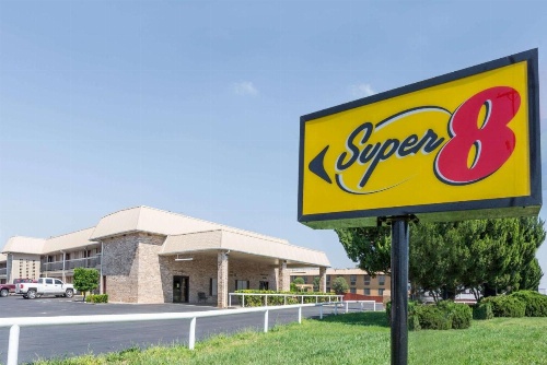 Super 8 by Wyndham Clovis image 9