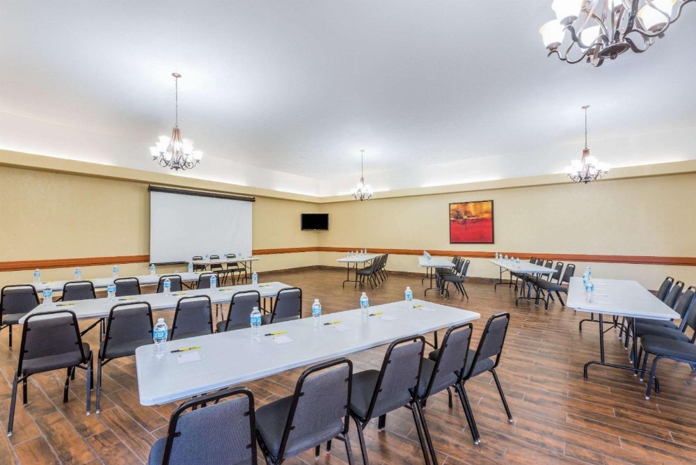Super 8 by Wyndham Clovis Main image