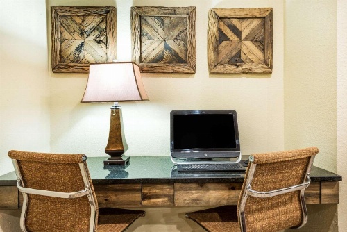Super 8 by Wyndham Clovis image 3