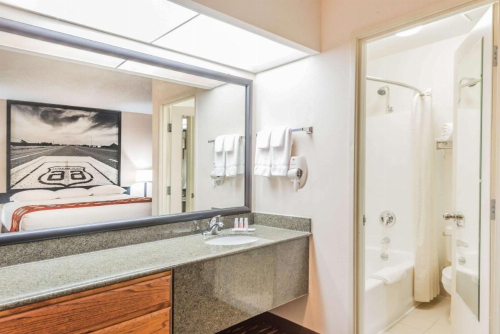Super 8 by Wyndham Clovis
